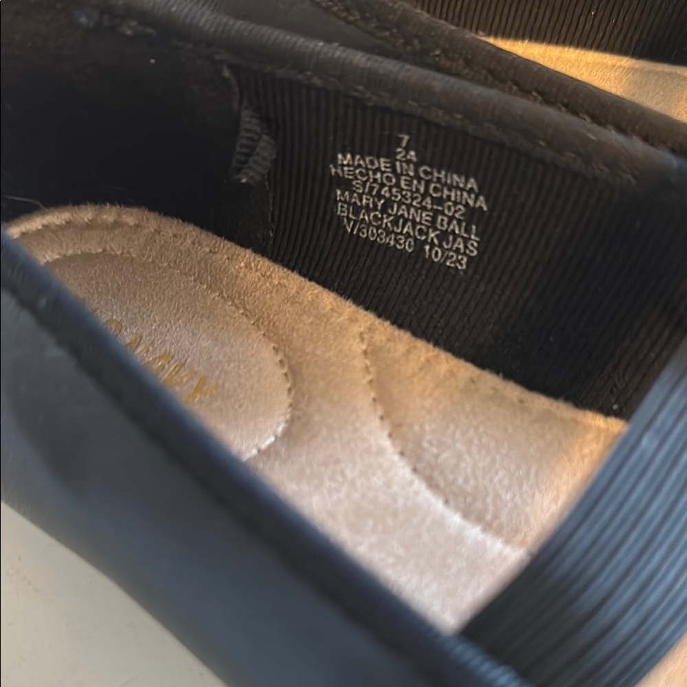 Classic Black Women's Mary-Jane Ballet Flats - Picture 3 of 4